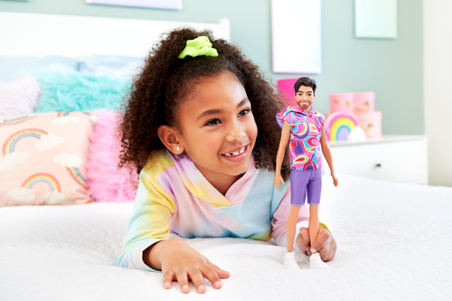 Barbie Fashionista Muñeco Ken Camisa de Colores y Short Morado